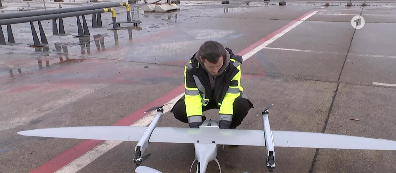 Mitarbeiter von Germandrones mit einer Drohne