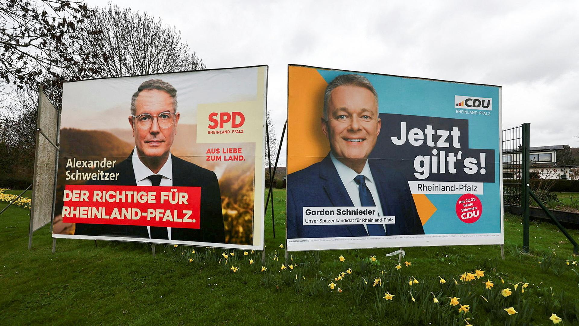 Wahlplakate von Alexander Schweitzer und Gordon Schnieder stehen nebeneinander. | REUTERS
