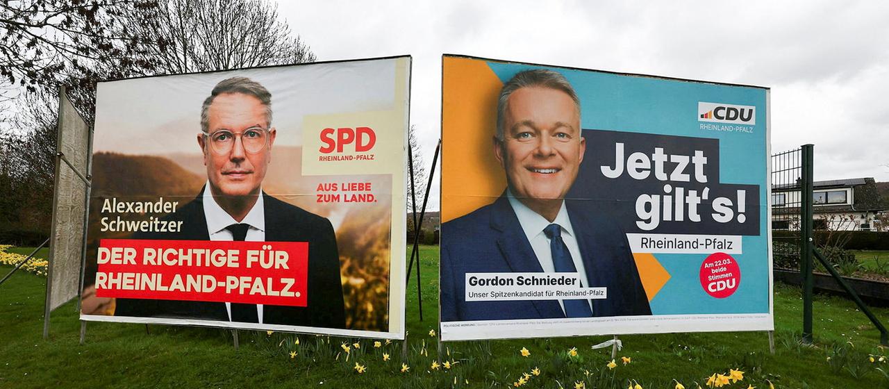 Wahlplakate von Alexander Schweitzer und Gordon Schnieder stehen nebeneinander.
