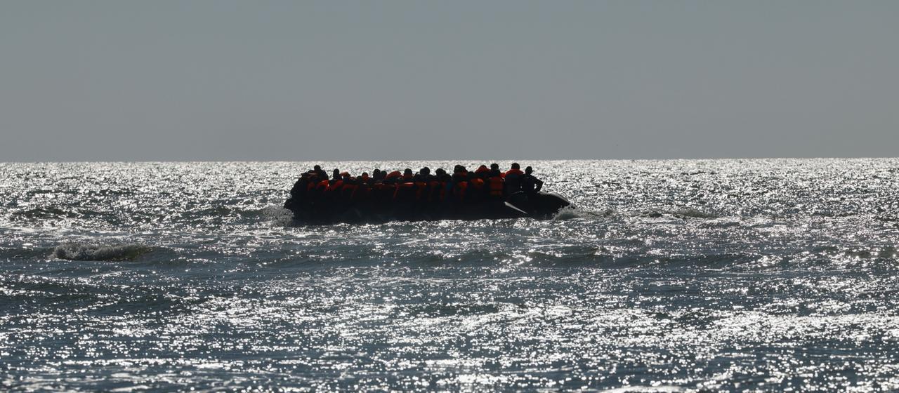 Eine Gruppe von Migranten versucht in Nordfrankreich mit einem Schlauchboot den Ärmelkanal von Frankreich nach Großbritannien zu überqueren.