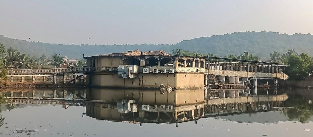 Ein Nachtclub in Goa am Morgen nach einem Brand.