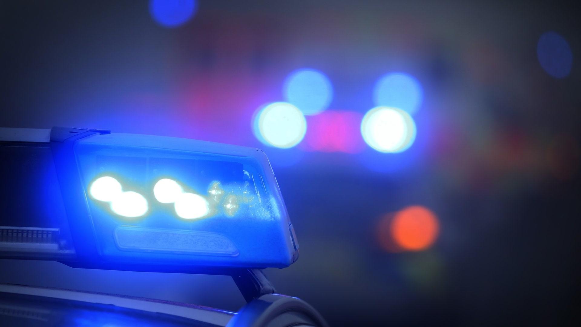 Frau hupt - zwei Männer im Sportwagen vor ihr demolieren Pkw der Frau