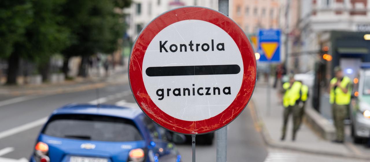  Grenzschützer auf der polnischen Seite hinter der Stadtbrücke von Görlitz.