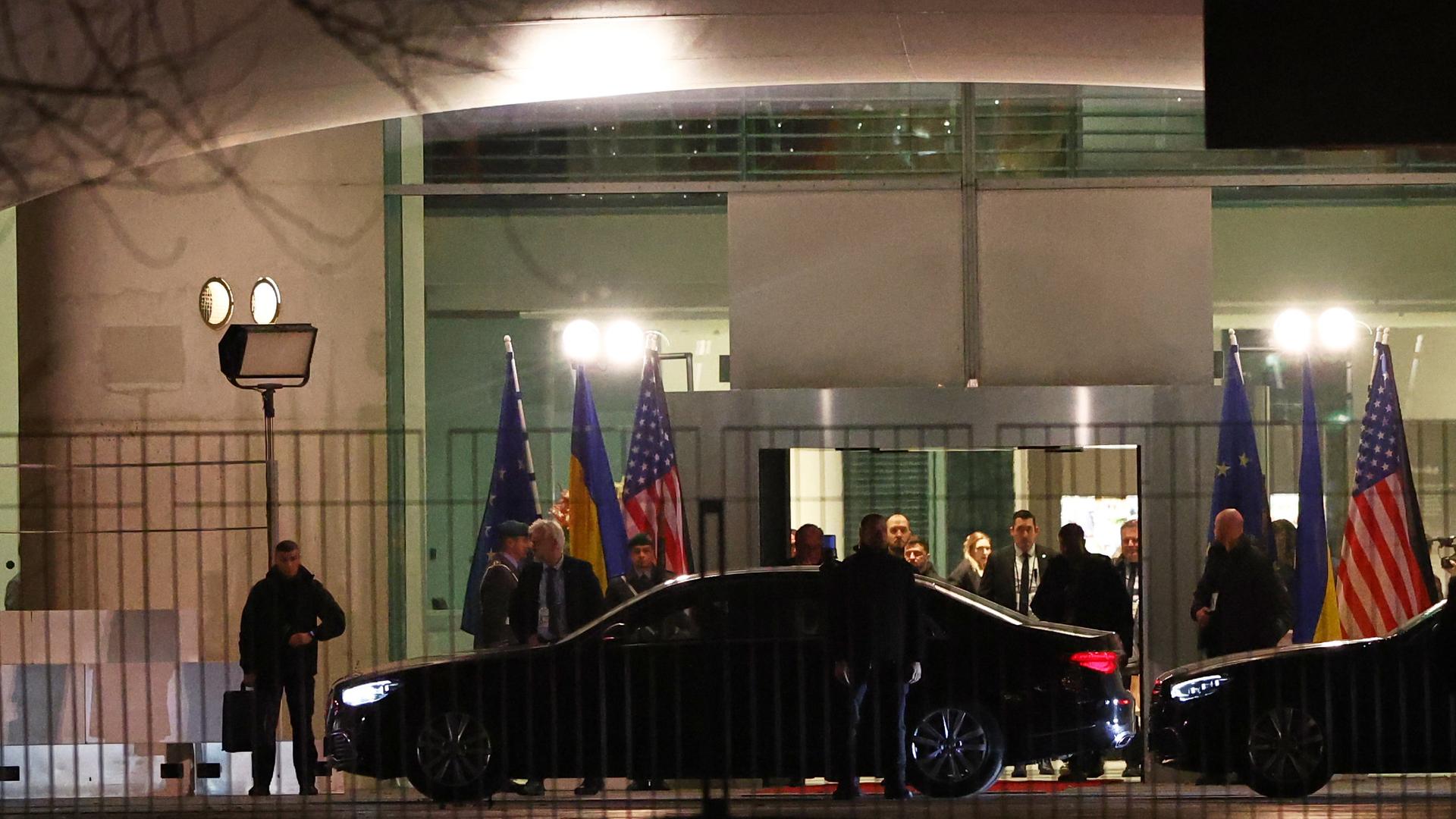 Der ukrainische Präsident Wolodymyr Selenskyj verlässt das Kanzleramt. | AP