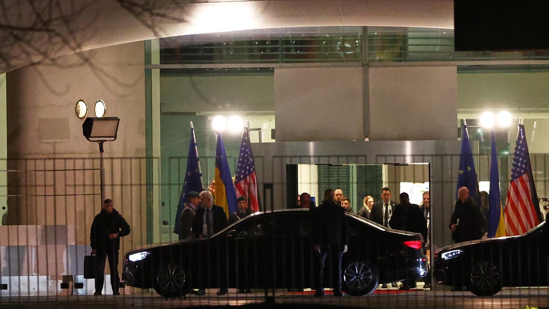 Der ukrainische Präsident Wolodymyr Selenskyj verlässt das Kanzleramt. | AP