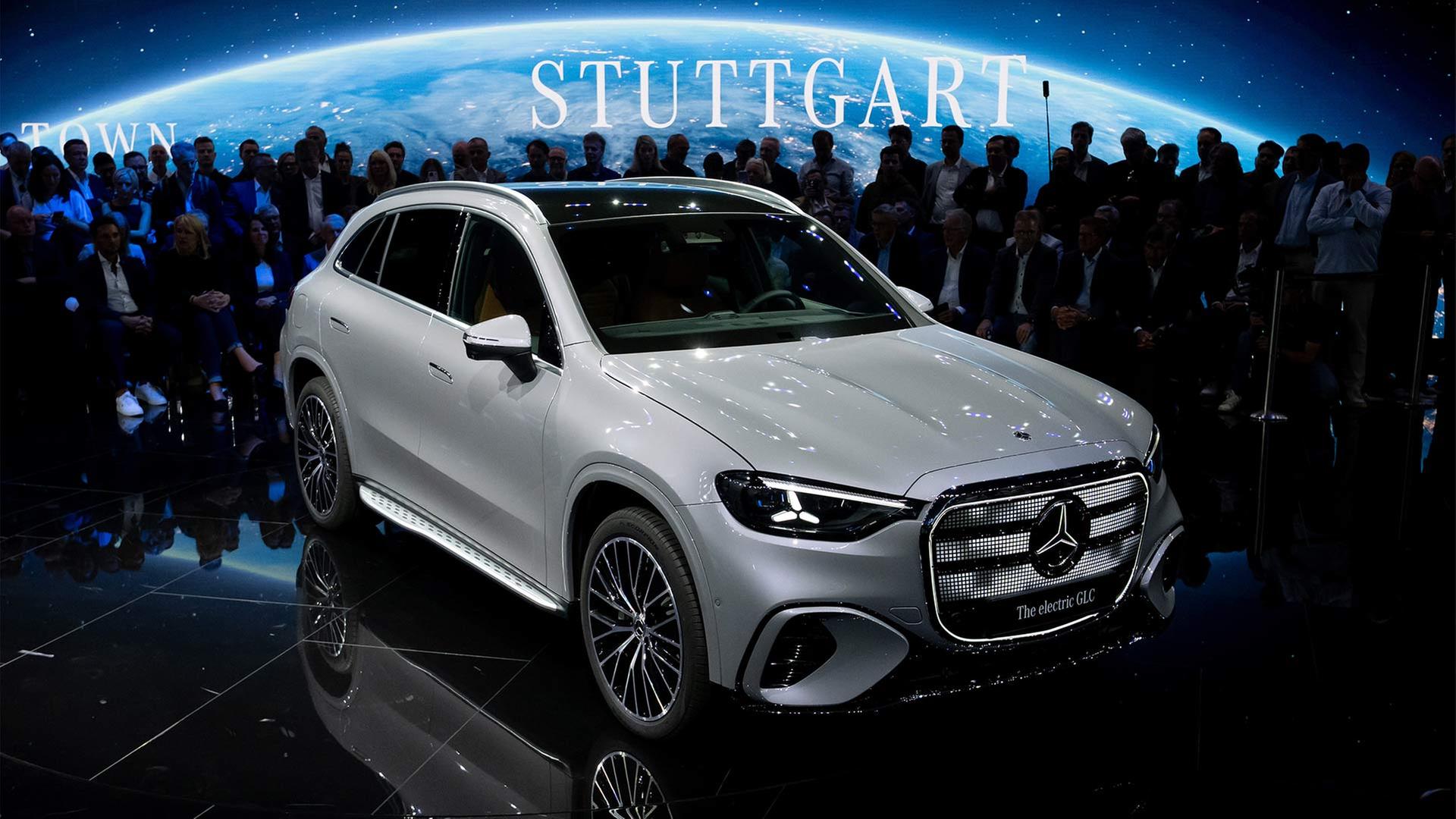 Der Mercedes-Benz GLC, vor Beginn der IAA Mobility auf einer Bühne.  | picture alliance/dpa
