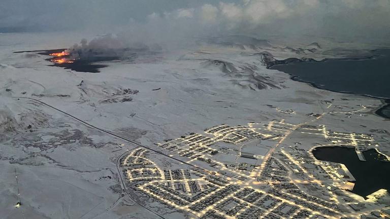 Luftaufnahme der isländischen Stadt Grindavik während des Vulkanausbruchs