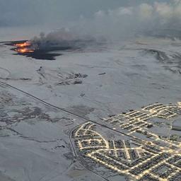 Luftaufnahme der isländischen Stadt Grindavik während des Vulkanausbruchs