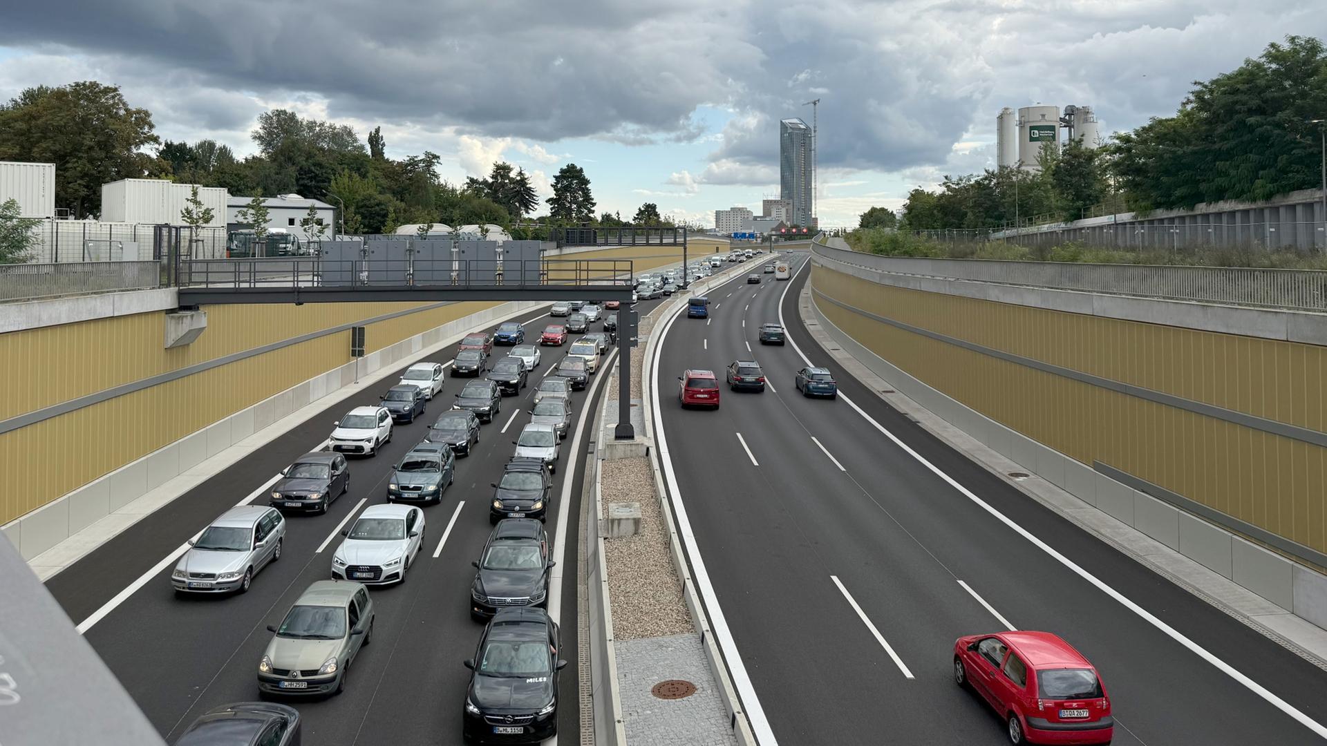 Dichter Autoverkehr auf der Berliner Stadtautobahn  | dpa