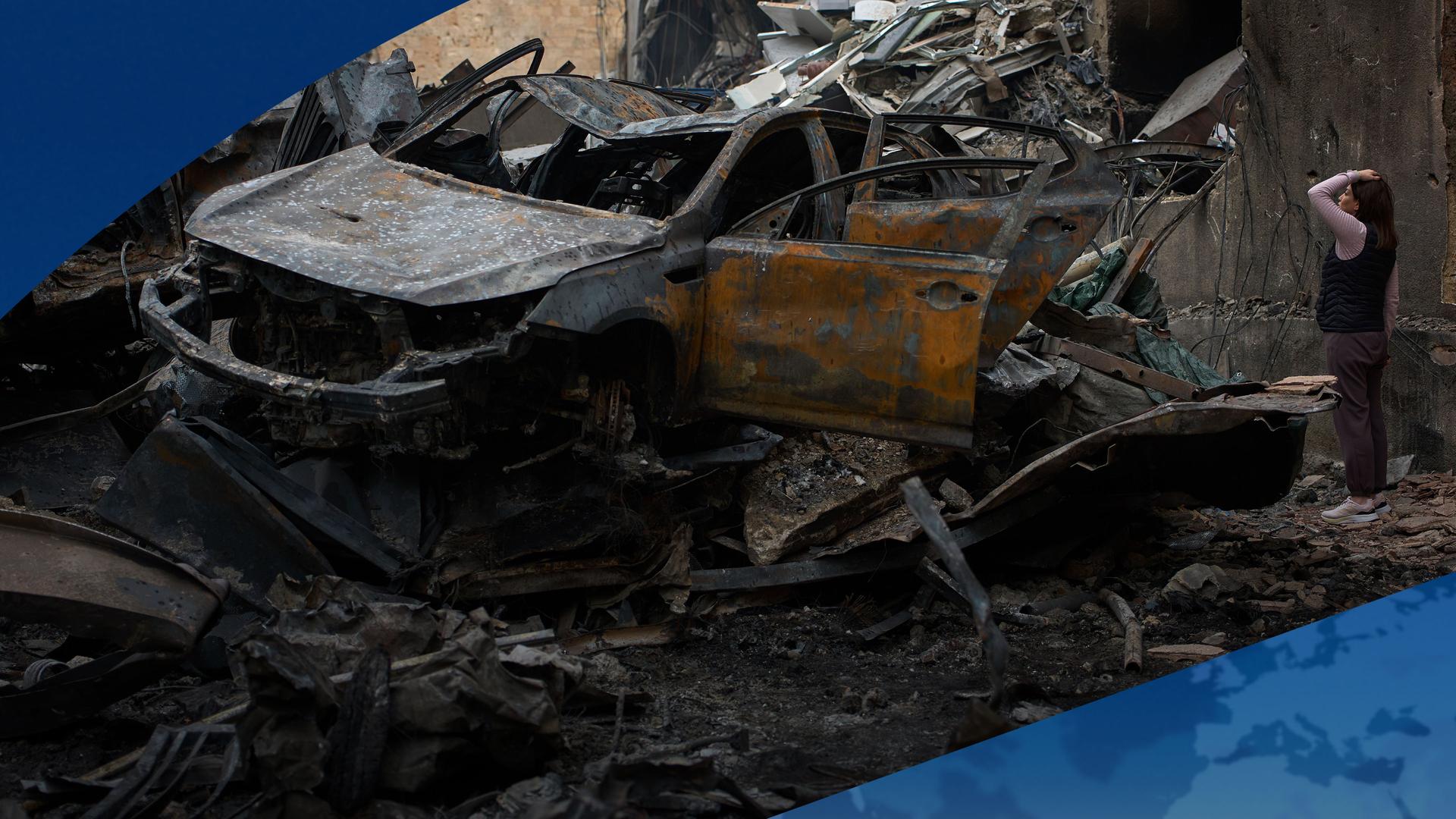 Faru betrachtet Ruine und abgebranntes Auto im Libanon | AP