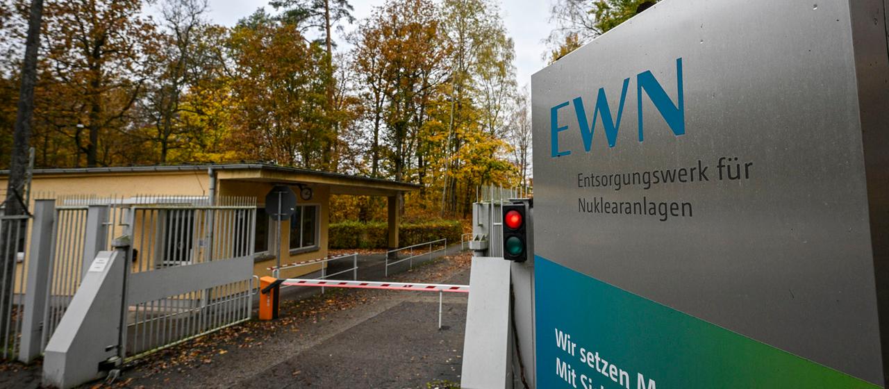Der Eingang zum Gelände vom Kernkraftwerk Rheinsberg der EWN Entsorgungswerk für Nuklearanlagen GmbH.