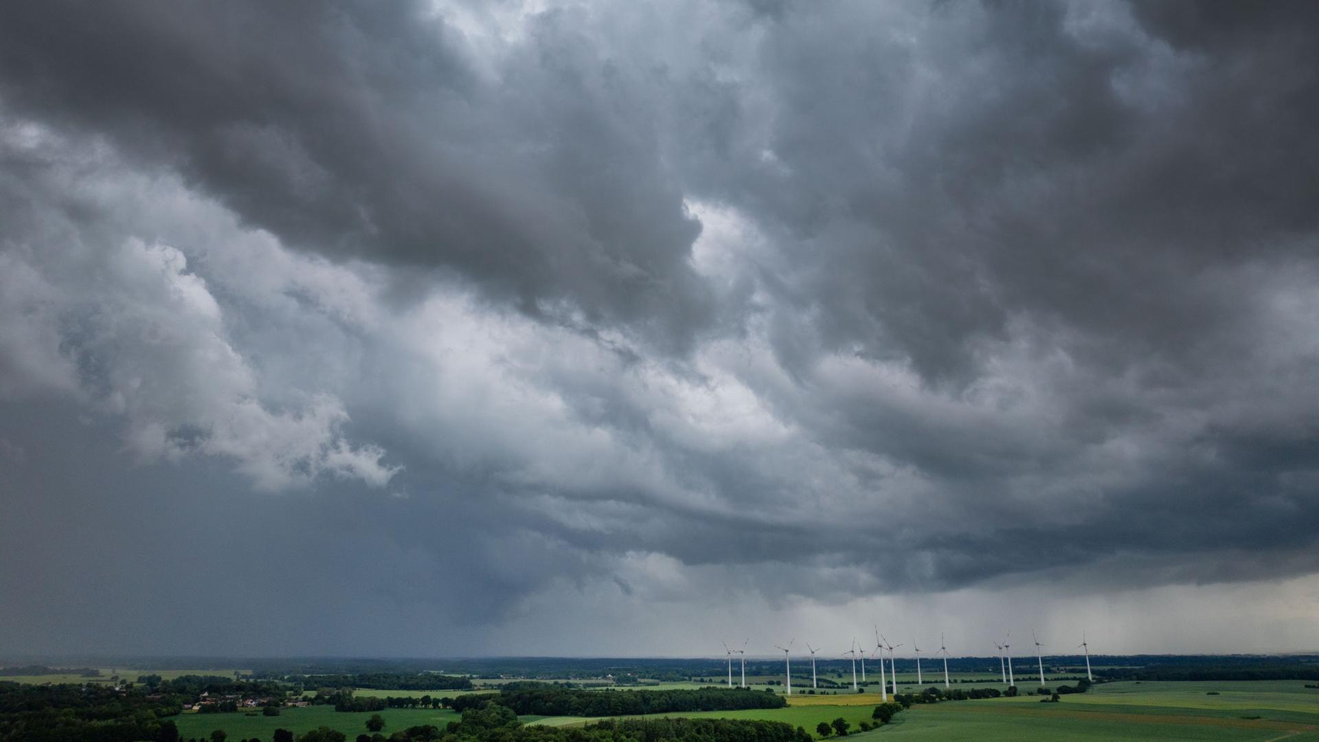 Dunkle Gewitterwolken ziehen über Neuendorf (Mecklenburg-Vorpommern). (Archivbild: 04.06.2026) | Jens Büttner/dpa