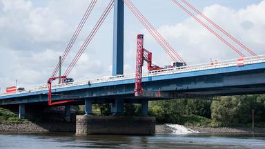 Fach·leute untersuchen die Norder·elb·brücke in Hamburg.