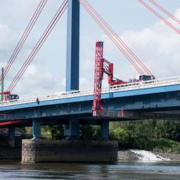 Fach·leute untersuchen die Norder·elb·brücke in Hamburg.