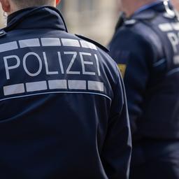 Rücken von zwei Polizisten