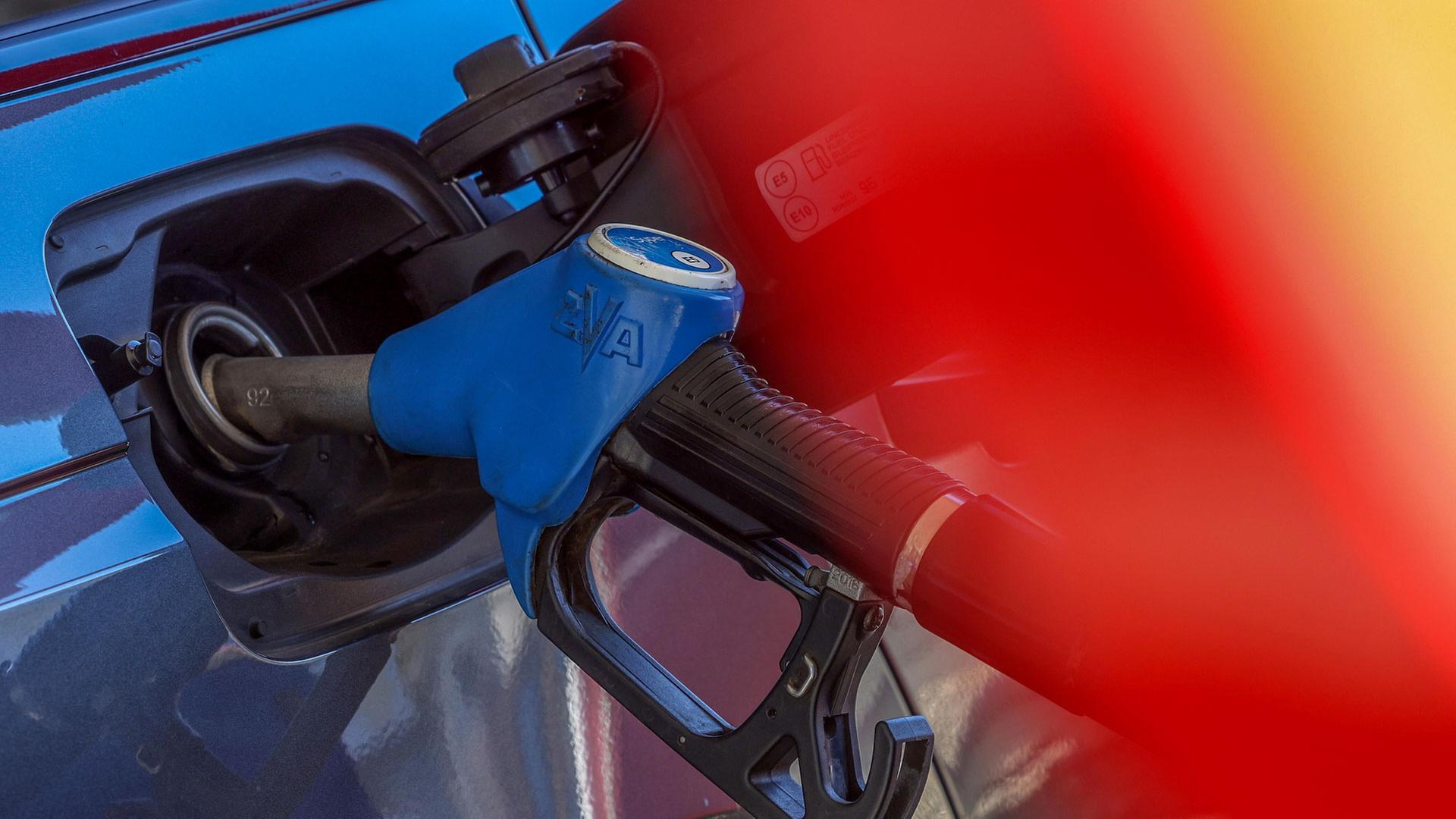 Ein Auto wird betankt. | picture alliance / Rene Traut Fo