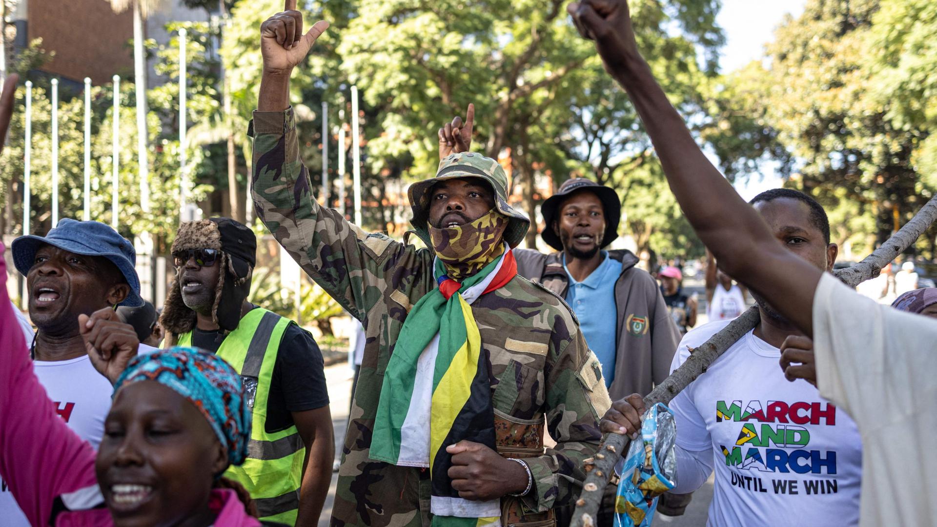 Demonstranten skandieren Parolen während eines Protestmarsches gegen Migranten ohne Aufenthaltsgenehmigung in Pretoria, Südafrika. | AFP