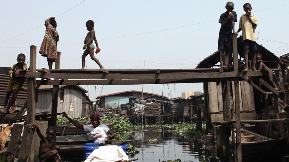 70 Prozent der nigerianischen Bevölkerung lebt unter der Armutsgrenze, wie hier in Makoko, einem Fischerdorf in Lagos.