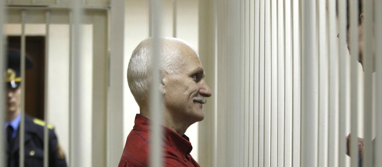 Ales Bjaljazki während einer Gerichtsverhandlung in Minsk (Archivbild von 2011)