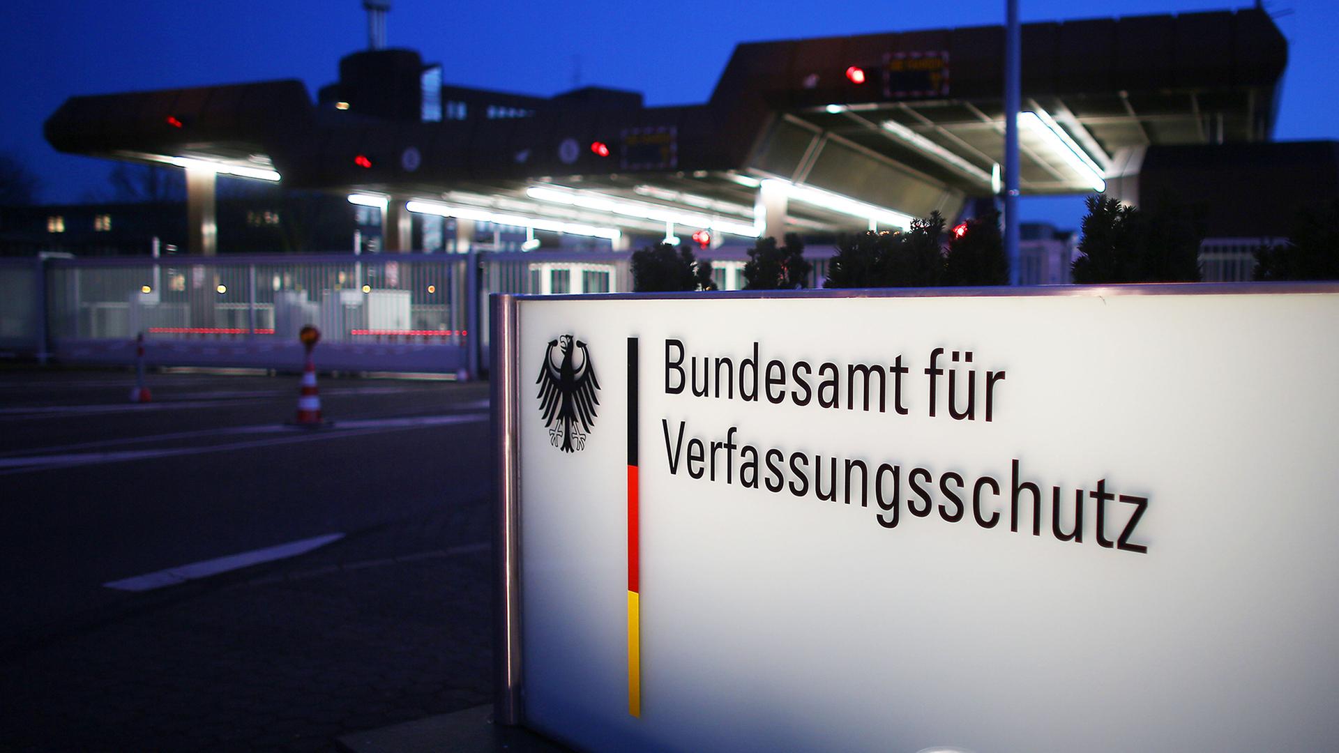 Eingangsbereich des Bundesamts f�r Verfassungsschutz. | dpa