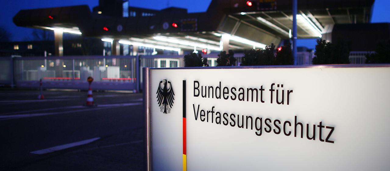 Eingangsbereich des Bundesamts für Verfassungsschutz.