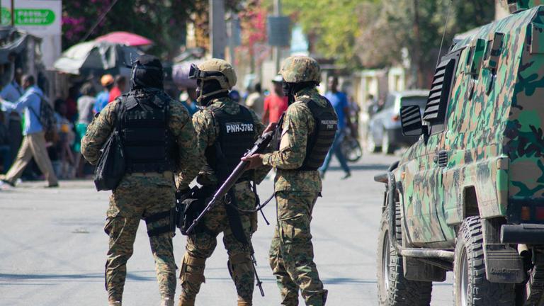 Polizeibeamte patrouillieren in Port-au-Prince, Haiti, wo aufgrund von Gewalt der Ausnahmezustand verhängt wurde.