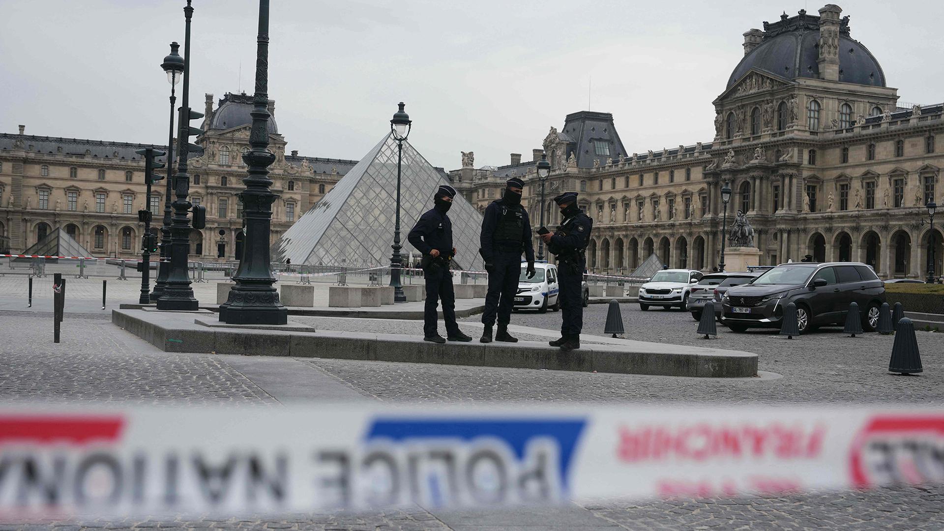 Französische Polizeibeamte patrouillieren vor dem Louvre-Museum. | Dimitar DILKOFF / AFP