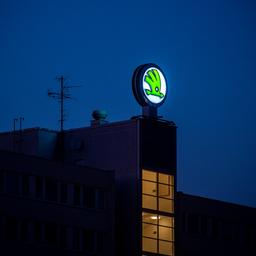 Das Logo des Skoda-Automobilherstellers auf dem Dach des Fabrikgebäudes in Mlada Boleslav.