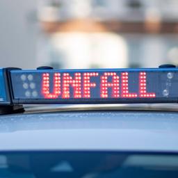 Polizeisignal mit Aufschrift Unfall auf Polizeiauto: Bei einem Motorradunfall bei Boxberg im Main-Tauber-Kreis sind am Samstagvormittag zwei Menschen lebensgefährlich verletzt worden. (Symbolbild)