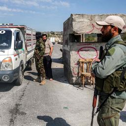 Sicherheitskräfte an einer Straßensperre in Latakia in Syrien