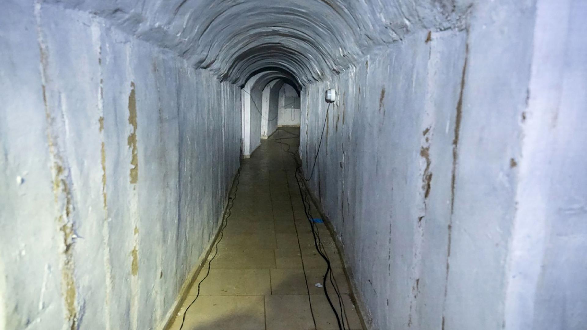 Dieses von der israelischen Armee veröffentlichte Bild zeigt einen unterirdischen Tunnel im südlichen Gazastreifen. | AFP / israelische Armee