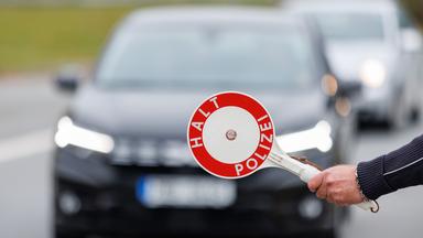 Ein Beamter der Bundespolizei stoppt bei der kontrolle des Einreiseverkehrs am deutsch-tschechischen Grenzübergang Furth im Wald · Ceska Kubice den Fahrer eines Autos bei der Einreise (Archivbild). 