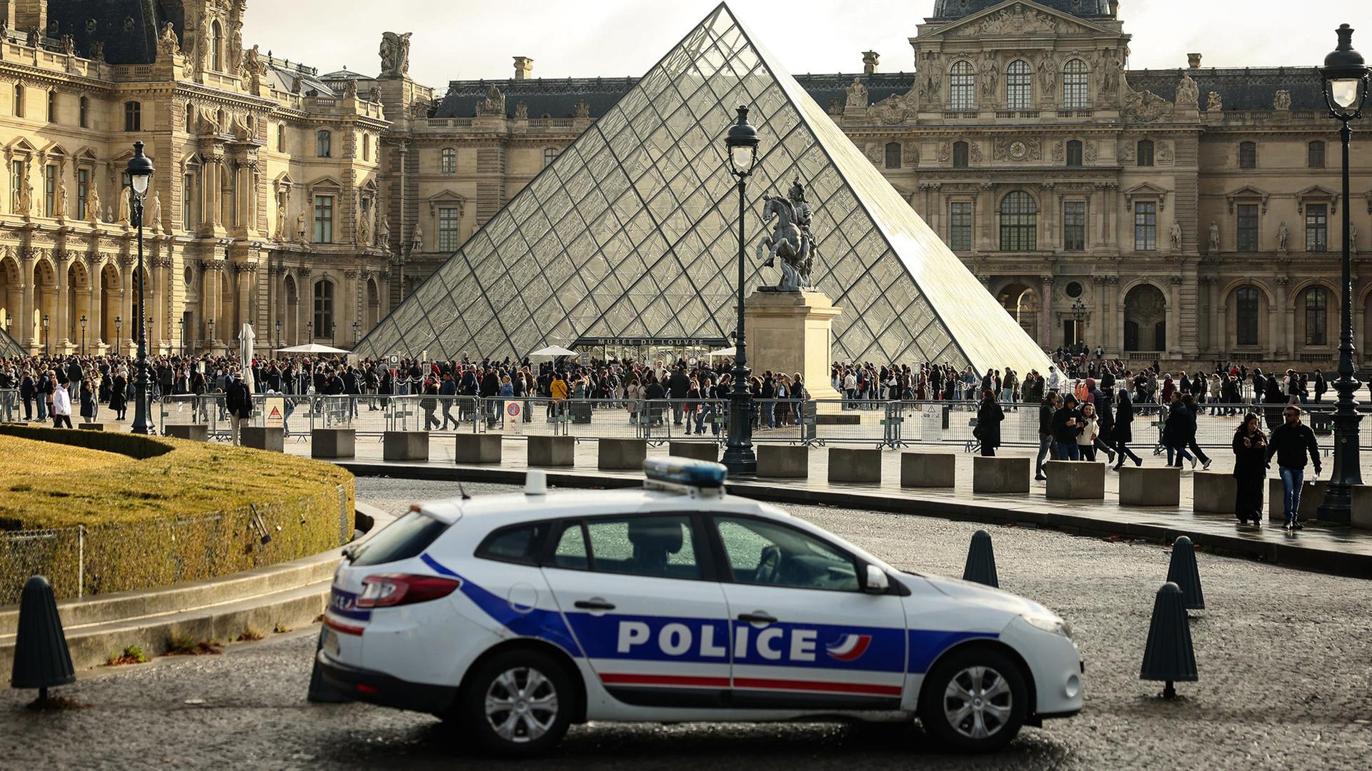 Ein Polizeiauto vor dem Louvre | AP
