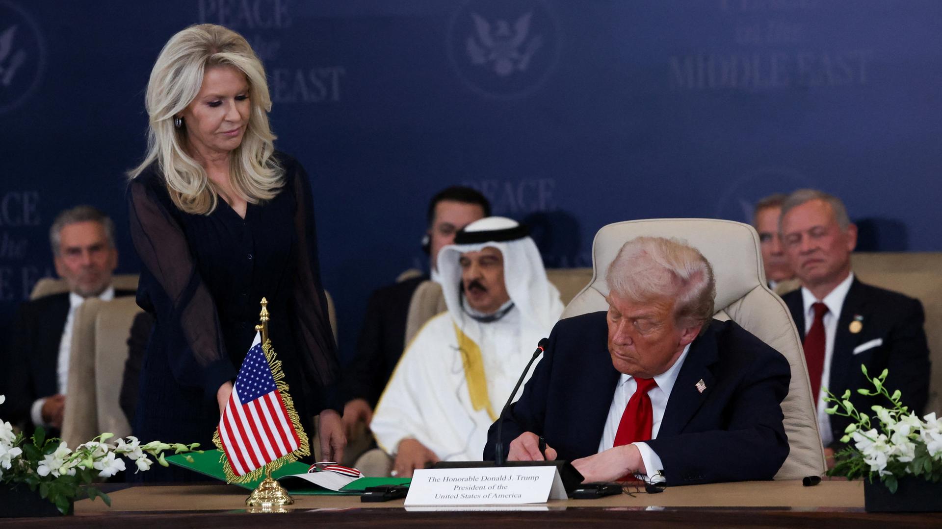 US-Präsident Trump unterzeichnet in Ägypten das Abkommen zur Waffenruhe in Gaza. | REUTERS