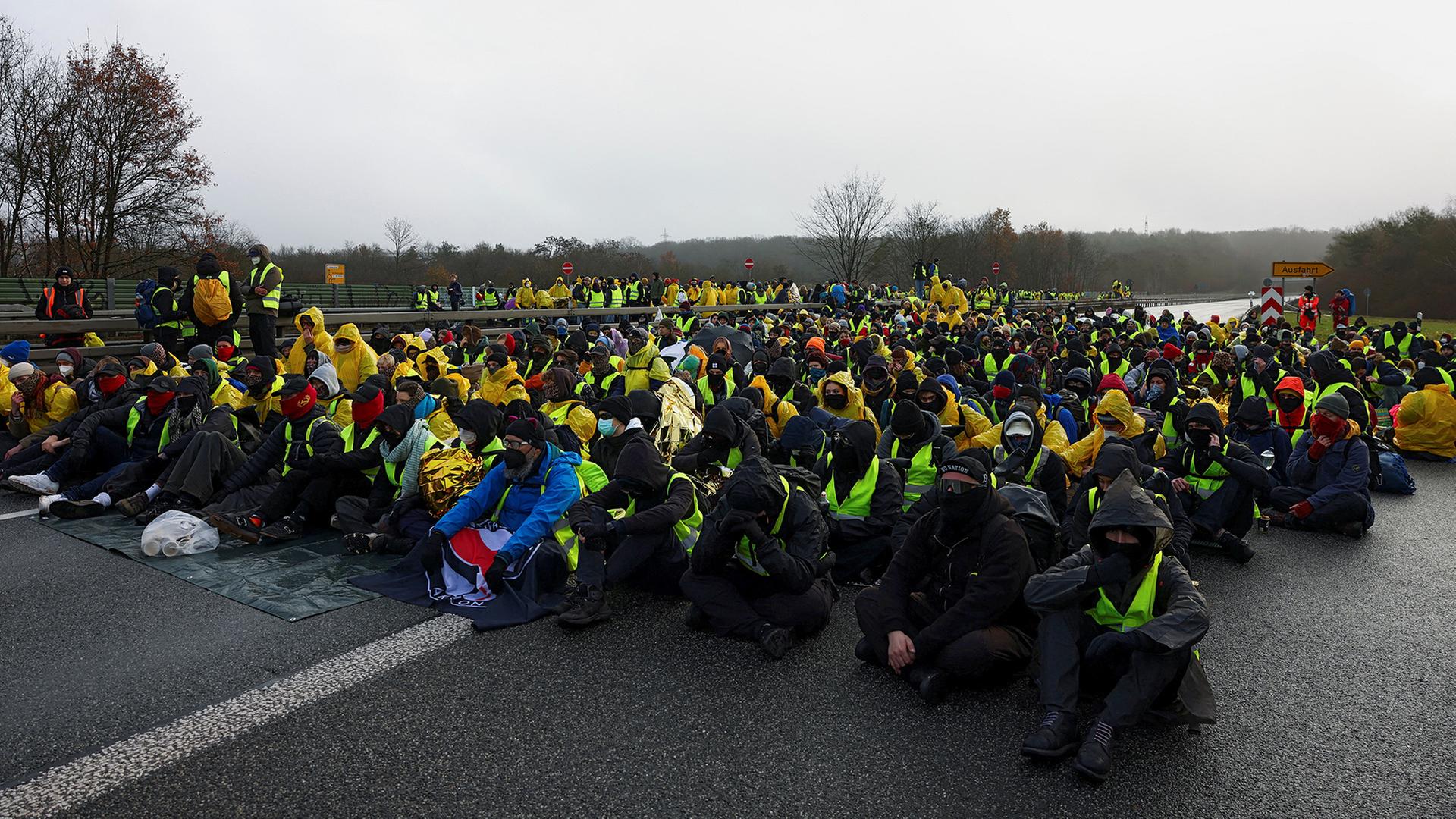 Menschen blockieren einen Autobahnabschnitt in GieÃen. | REUTERS