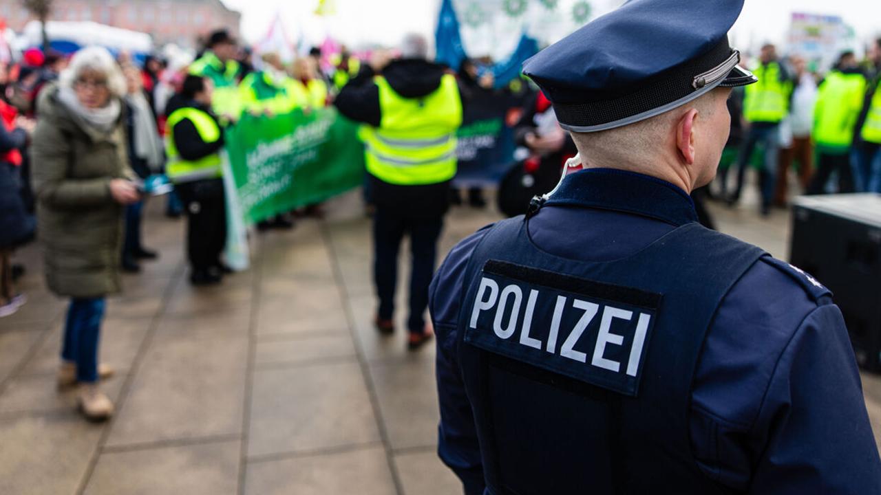 Brandenburg 1.500 Menschen demonstrieren in Potsdam gegen Rechtsextremismus