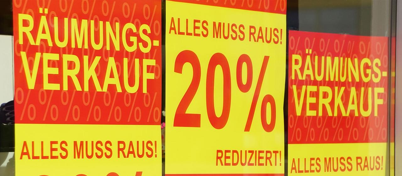 Eine Beschriftung zum Räumungsverkauf an einem Schaufenster.