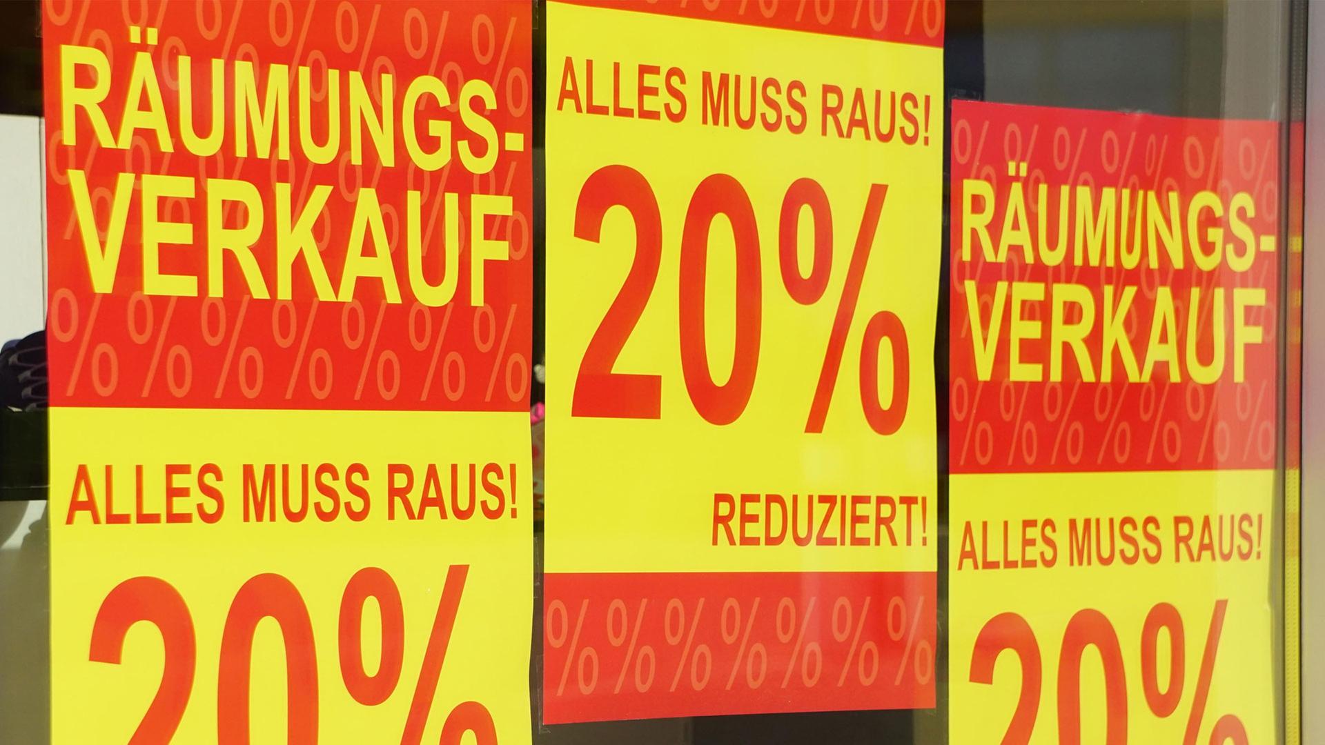 Eine Beschriftung zum Räumungsverkauf an einem Schaufenster. | picture alliance / CHROMORANGE