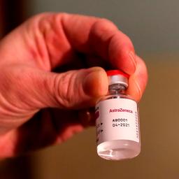 Ein Fläschchen mit dem Impfstoff AstraZeneca
