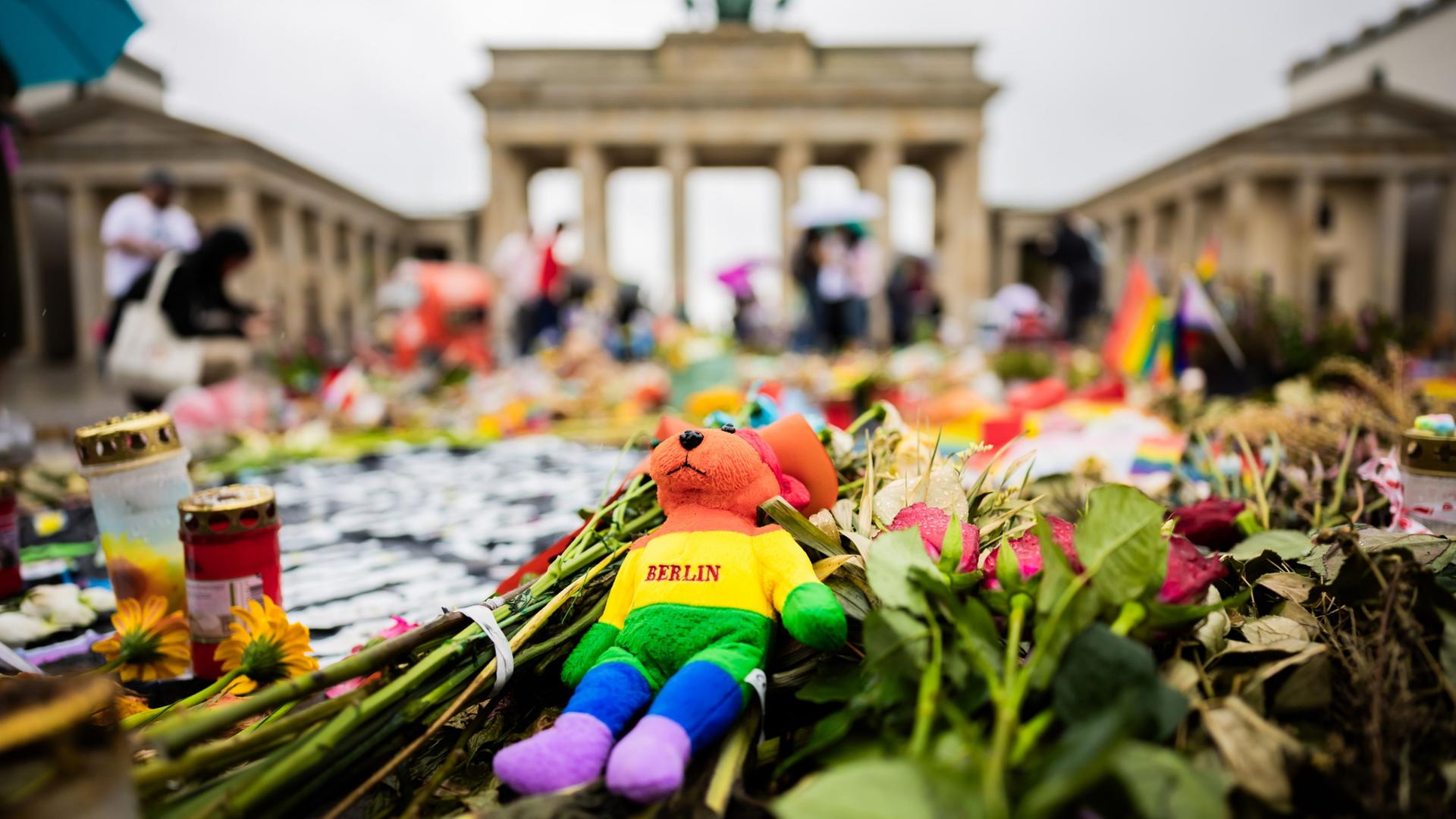 Vor dem Brandenburger Tor liegen Blumen zum Gedenken an die Opfer des CSD-Anschlags | Christoph Soeder/dpa