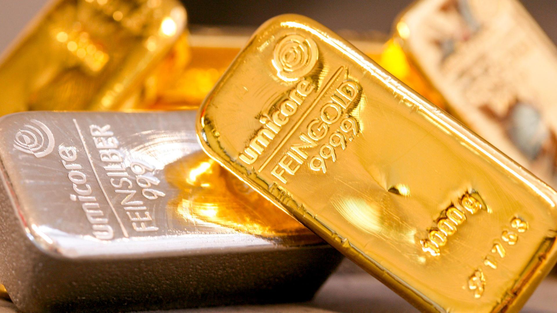1000g Feingoldbarren und 1000g Feinsilberbarren. | picture alliance/dpa