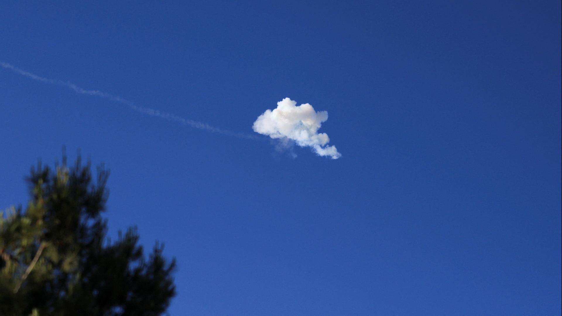 Über Jerusalem ist Rauch einer abgefangenen iranischen Rakete zu sehen. | REUTERS