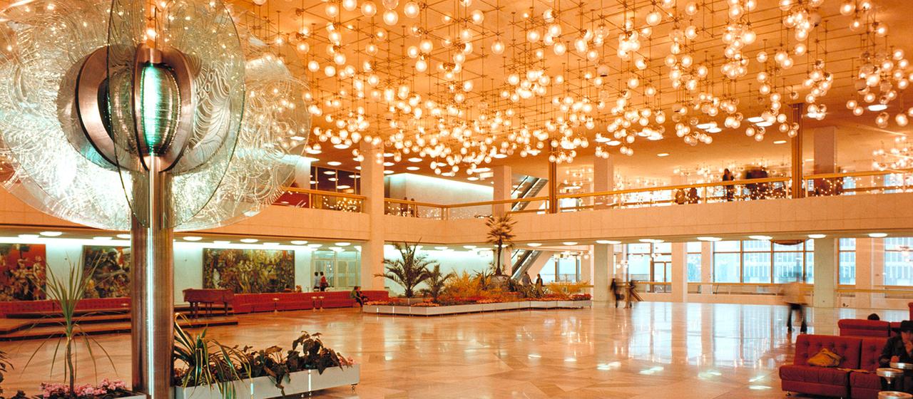 Das Hauptfoyer im Palast der Republik, Berlin. (Archivbild: (01.01.1976)