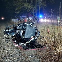Ein völlig zerstörter Pkw liegt nach einer tödlichen Kollision mit einem Zug am Rande eines Gleisbettes.