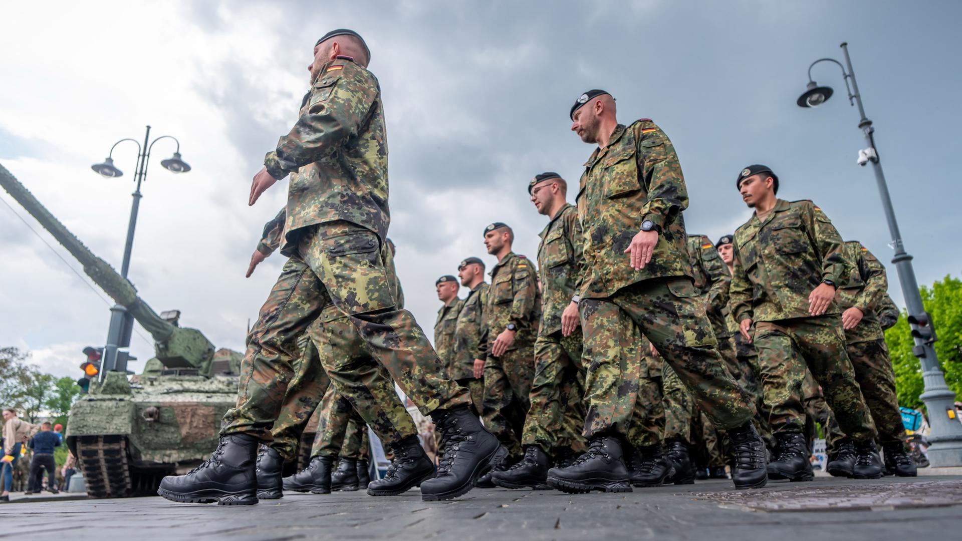 Bundeswehrsoldaten kommen zum Aufstellungsappell der Panzerbrigade 45 in der litauischen Hauptstadt. (Aufnahme vom 22.5.2025) | dpa