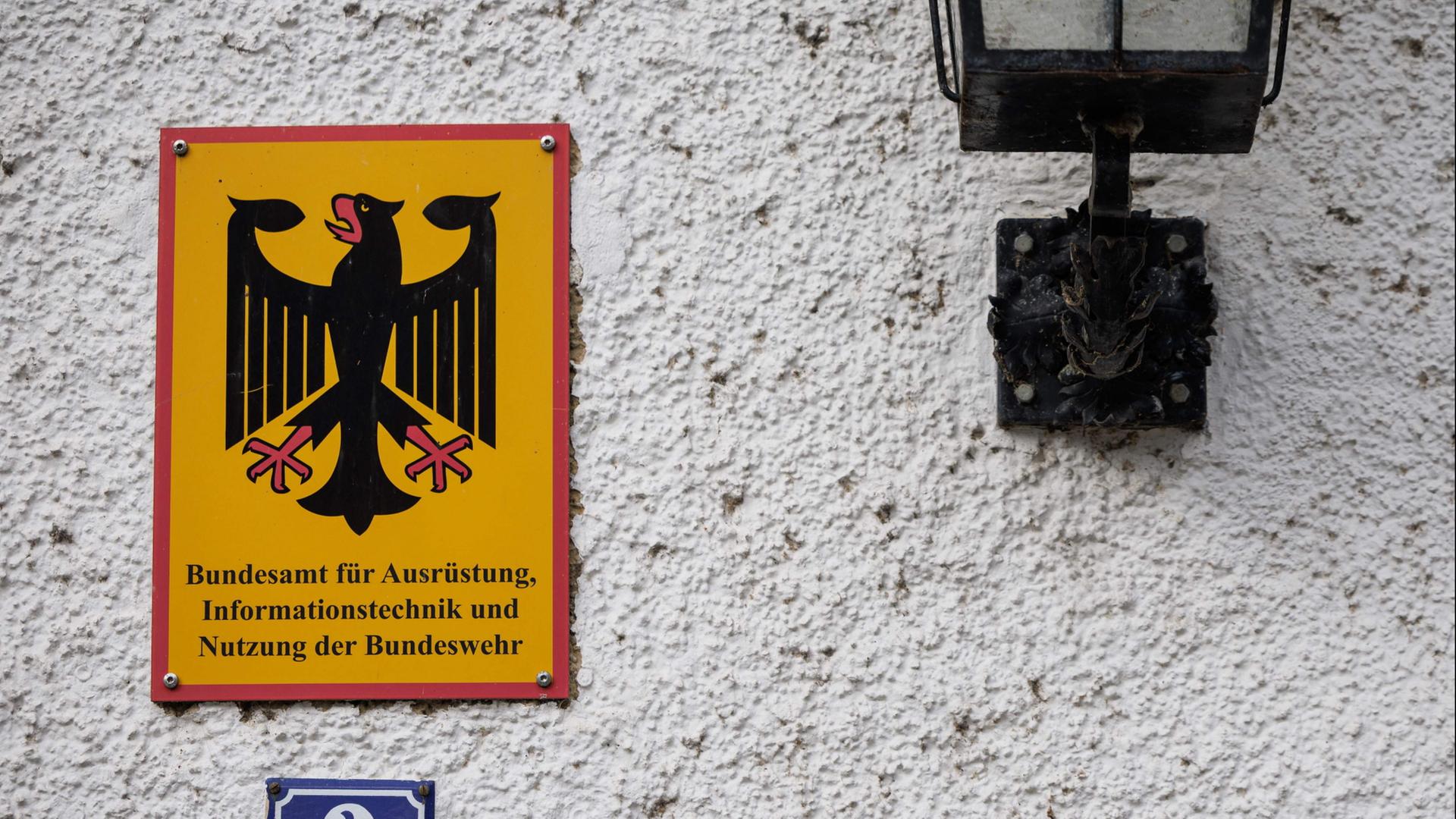 Ein Schild des Bundesamts für Ausrüstung, Informationstechnik und Nutzung der Bundeswehr | AFP