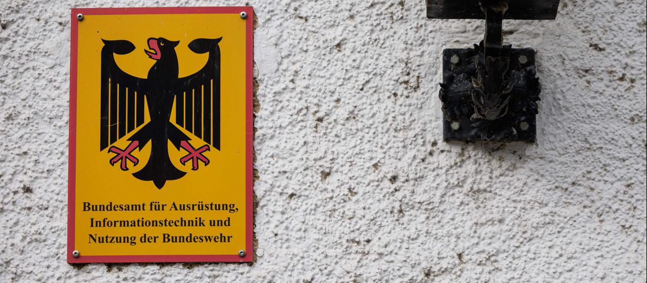 Ein Schild des Bundesamts für Ausrüstung, Informationstechnik und Nutzung der Bundeswehr