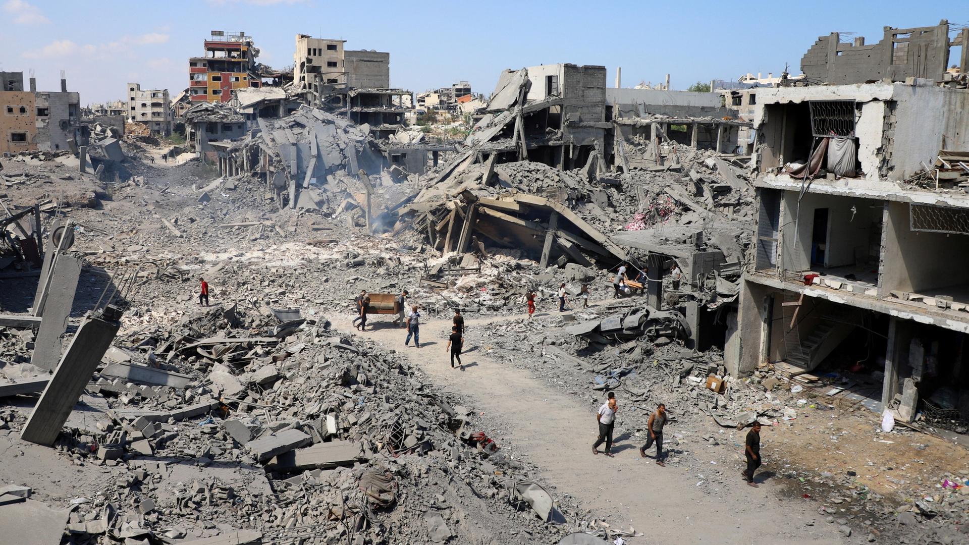 Blick auf zerstörte Häuser in Gaza-Stadt. | REUTERS