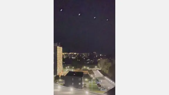 Drohnen fliegen über dem Flughafen Aalborg, Dänemark.