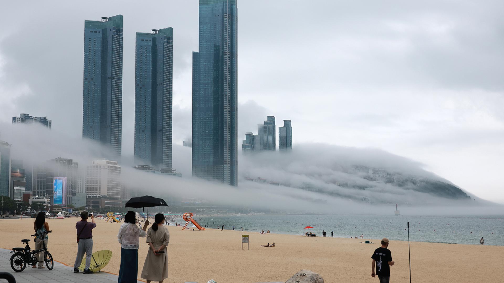 Seenebel Ã¼ber dem Haeundae-Strand in Busan, SÃ¼dkorea | EPA